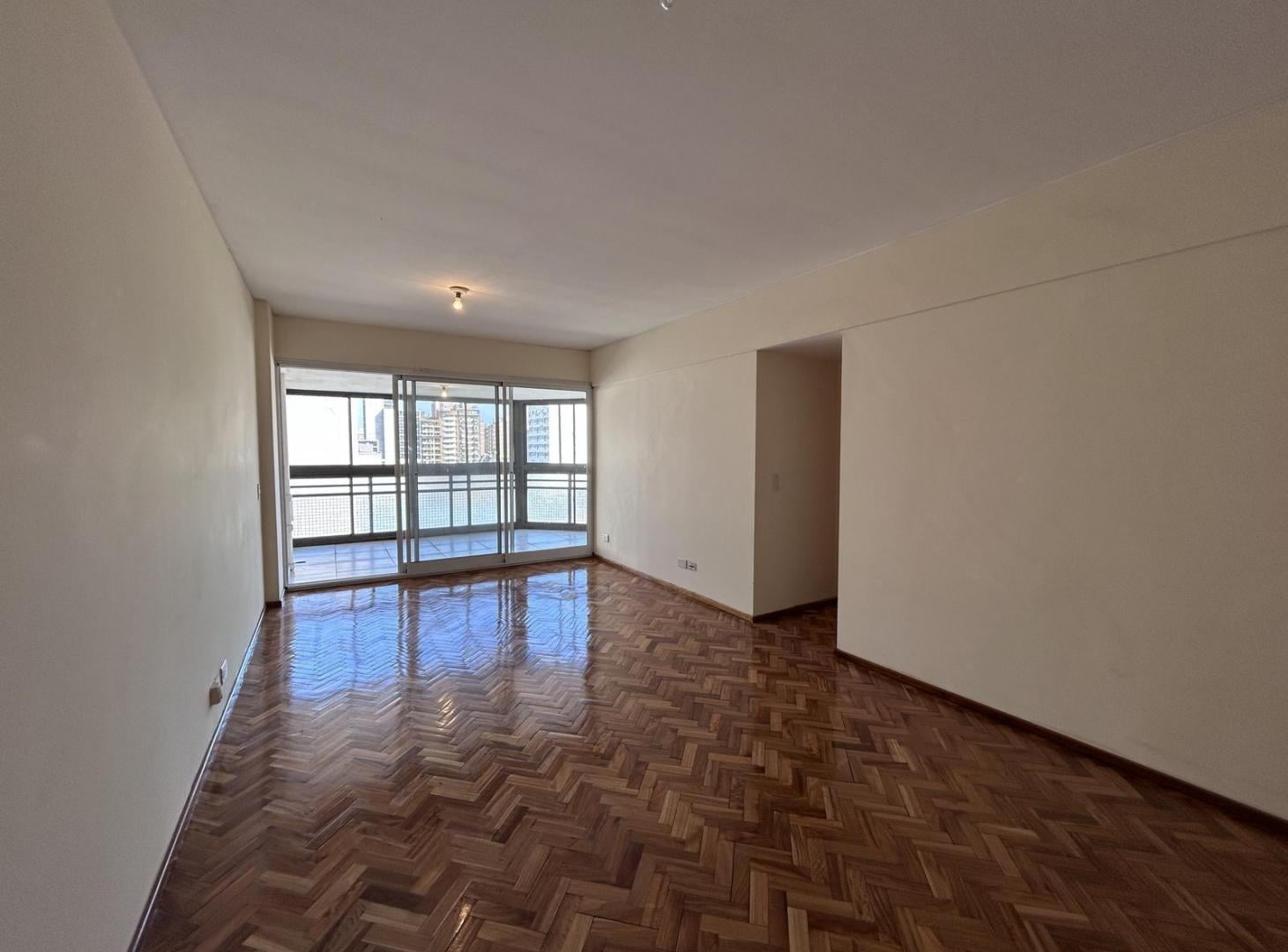 Foto de Departamento en venta de tres dormitorios con balcón en zona centro, imagen 2
