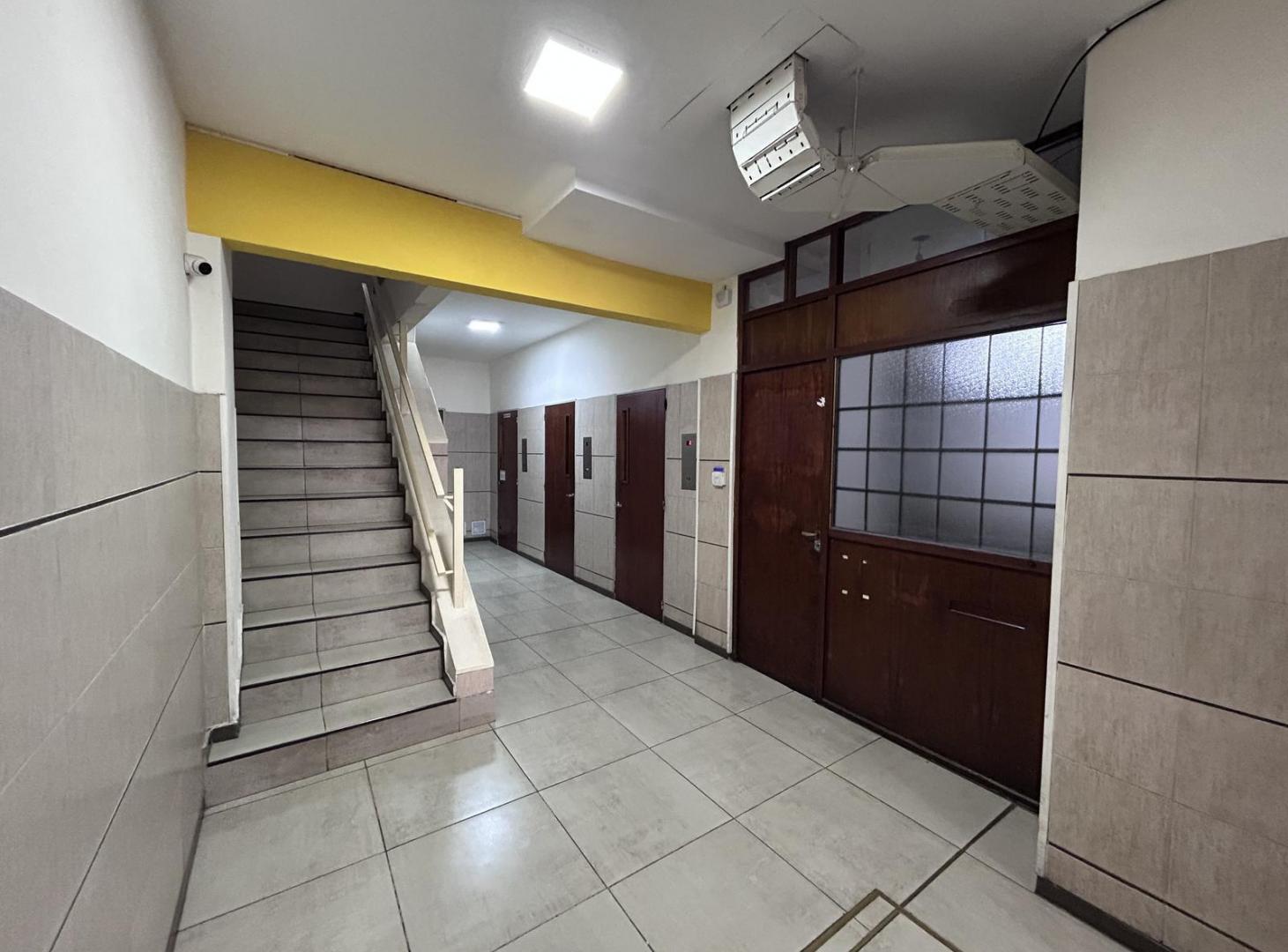 Foto de Departamento de 2 dormitorios con patio en barrio Abasto, Rosario, imagen 1