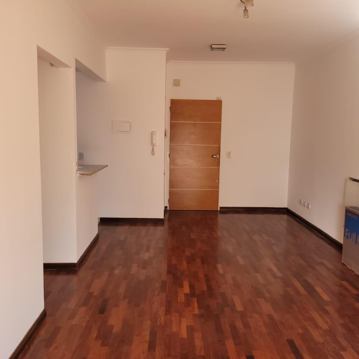 Departamento de 3 Ambientes con Cochera en Venta en Quilmes Centro. 2