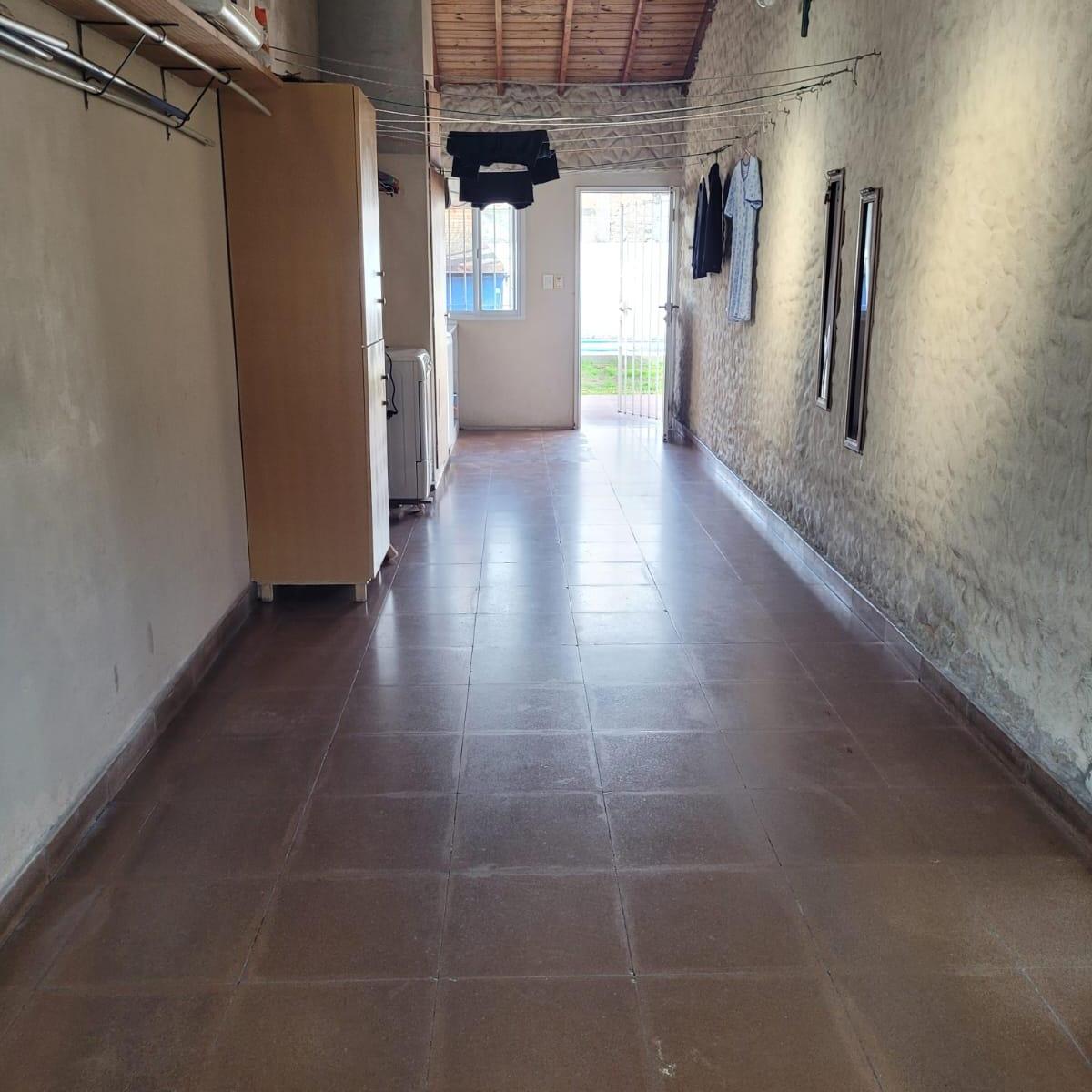 Casa de 4 Ambientes con Cochera en Venta en Quilmes Oeste. 2