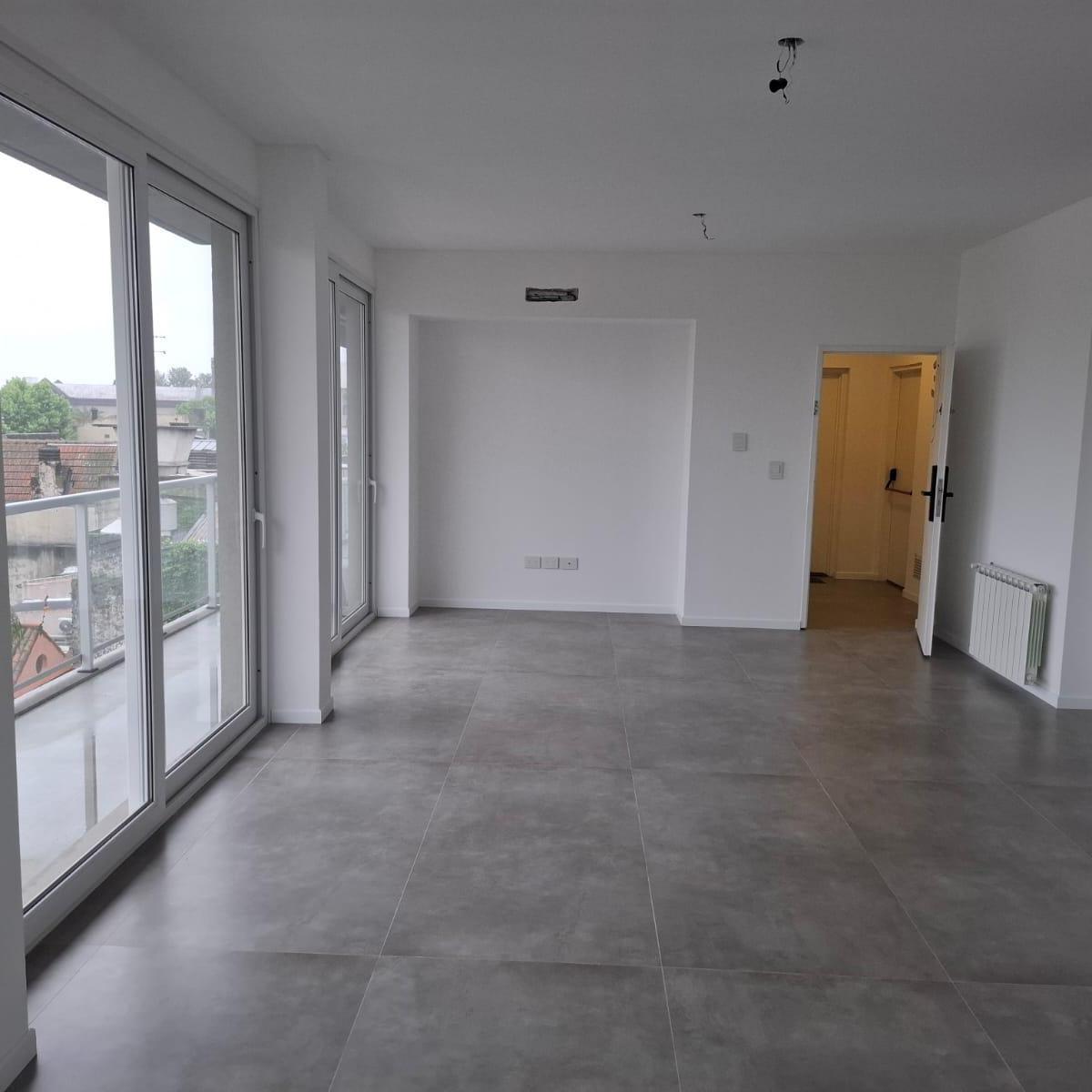 Departamento de 4 Ambientes con Cochera en Venta en Bernal Centro. 2