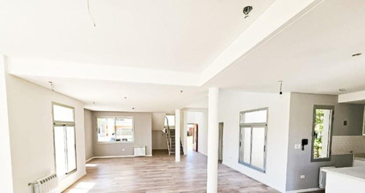 Foto de CASA DE 5 AMBIENTES EN VENTA EN BARRIO LOS TRONCOS BERAZATEGUI., imagen 5
