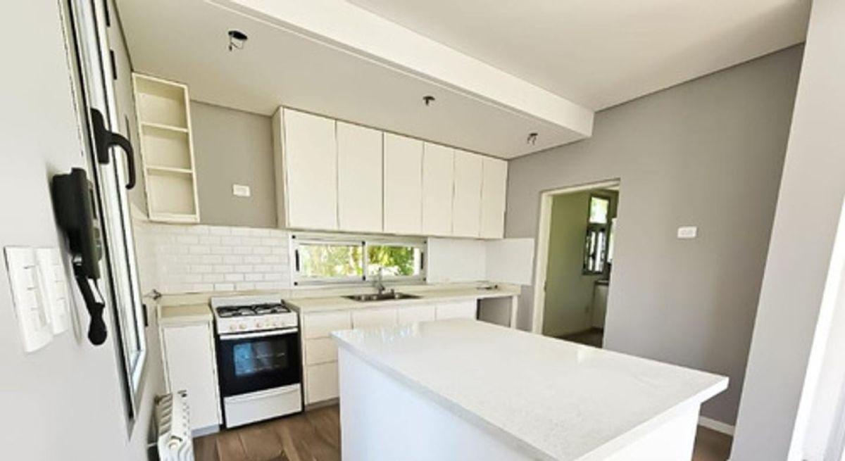 Foto de CASA DE 5 AMBIENTES EN VENTA EN BARRIO LOS TRONCOS BERAZATEGUI., imagen 4