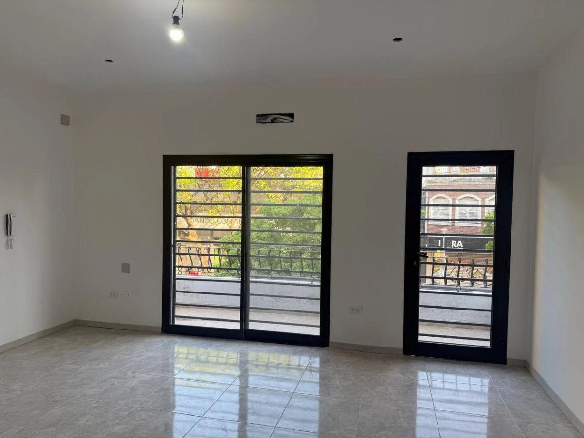 Foto de SALÓN COMERCIAL EN PRIMER PISO EN ALQUILER EN BERAZATEGUI CENTRO., imagen 3