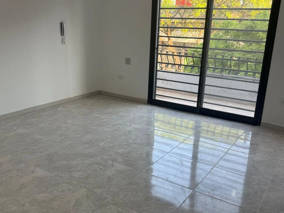 Foto de SALÓN COMERCIAL EN PRIMER PISO EN ALQUILER EN BERAZATEGUI CENTRO., imagen 2