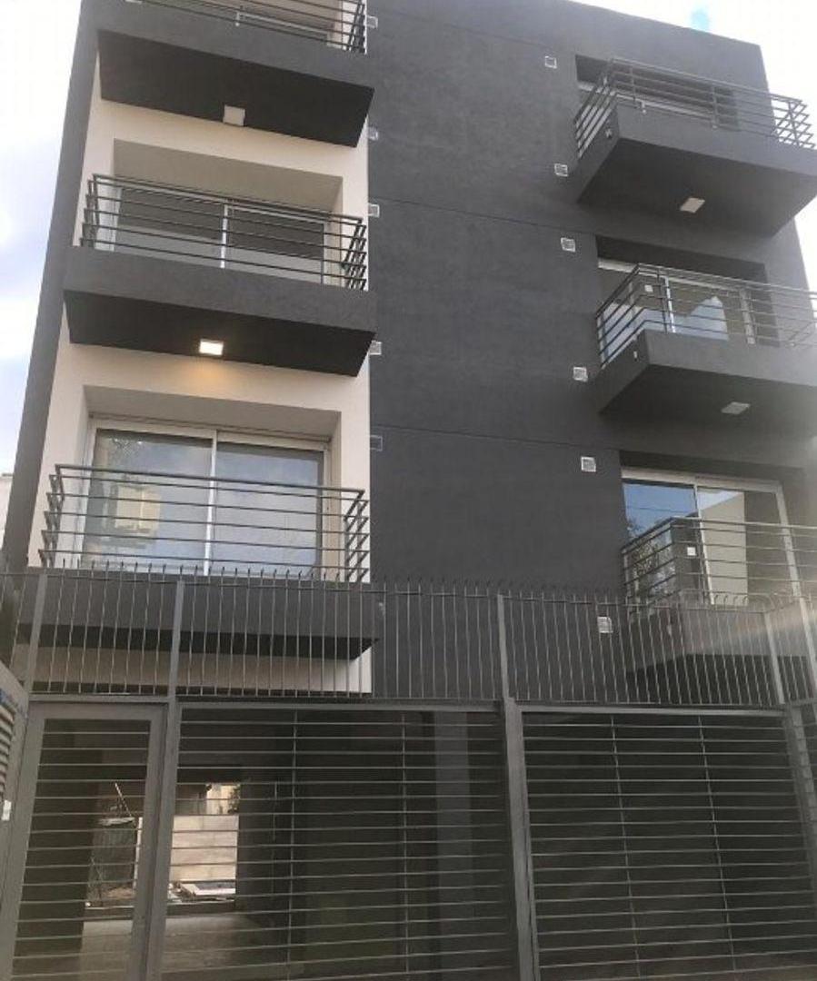 Departamento 2 ambientes en venta en Bernal Centro