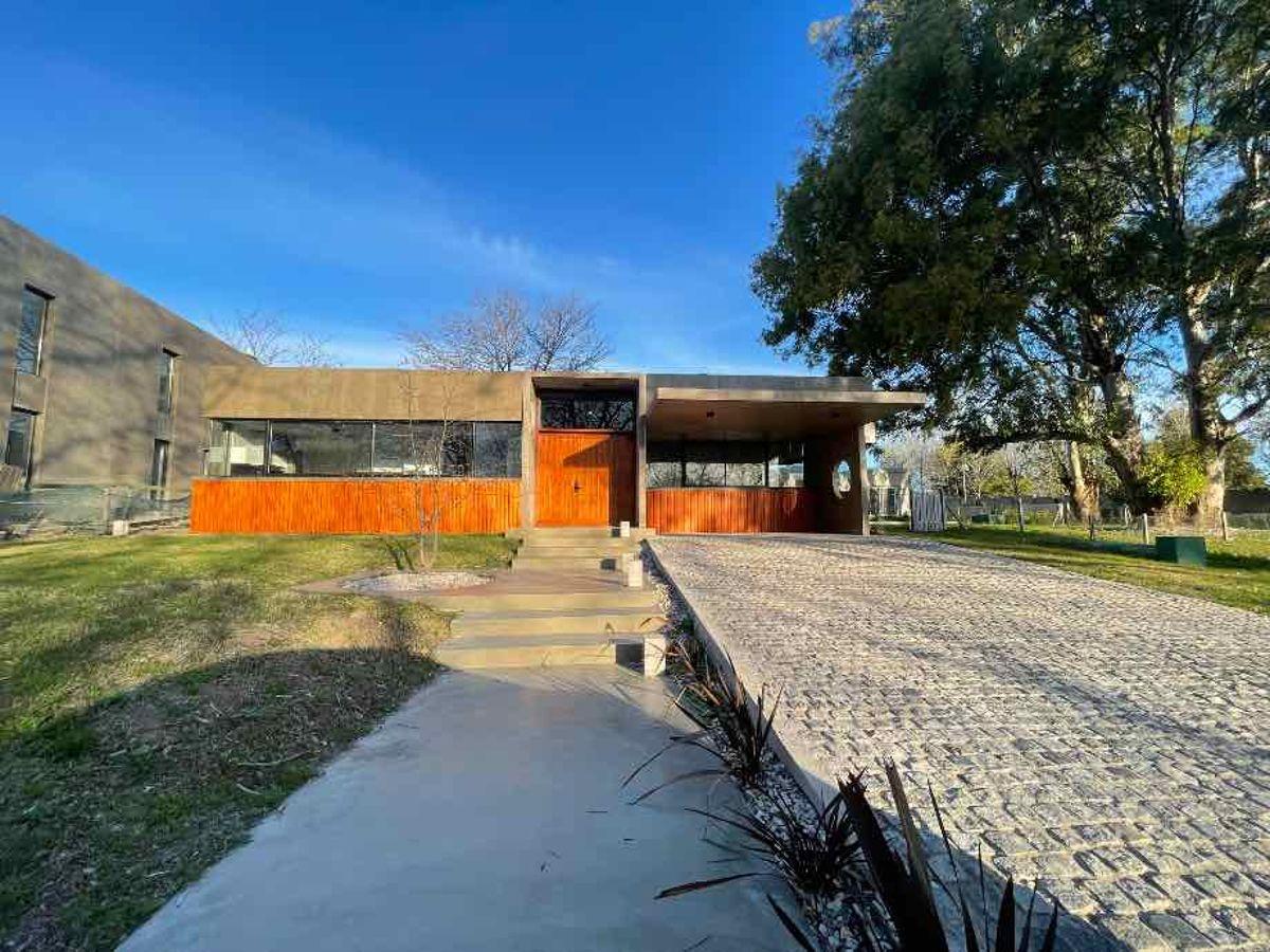 CASA 4 AMBIENTES EN VENTA EN FINCAS DE HUDSON.