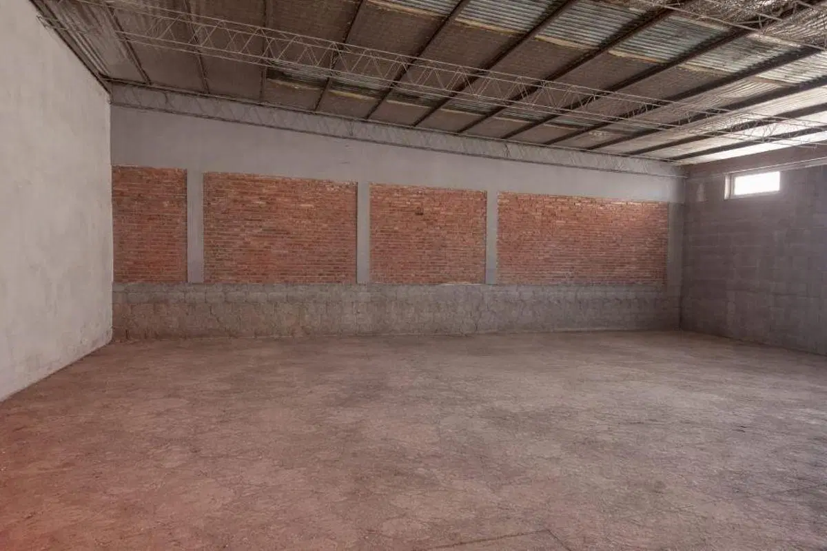 VENTA EN BLOCK INMUEBLE COMERCIAL EN ESQUINA, 2 LOCALES Y 2 GALPONES CON VIVIENDA AL FONDO EN BERAZA 4