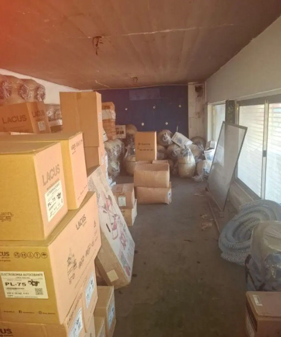 VENTA EN BLOCK INMUEBLE COMERCIAL EN ESQUINA, 2 LOCALES Y 2 GALPONES CON VIVIENDA AL FONDO EN BERAZA 8