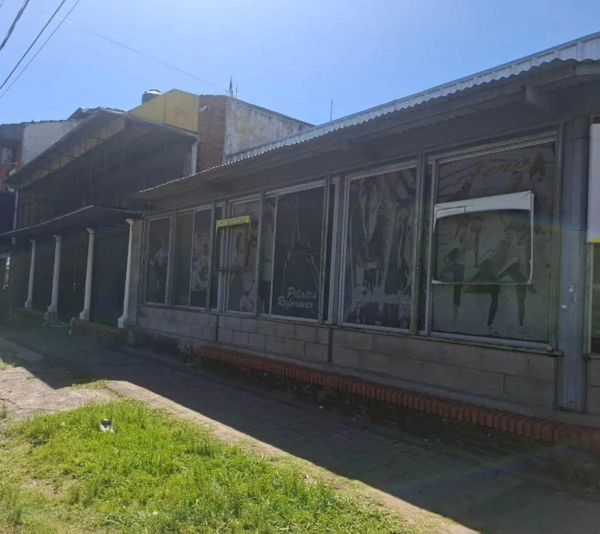 VENTA EN BLOCK INMUEBLE COMERCIAL EN ESQUINA, 2 LOCALES Y 2 GALPONES CON VIVIENDA AL FONDO EN BERAZA 3