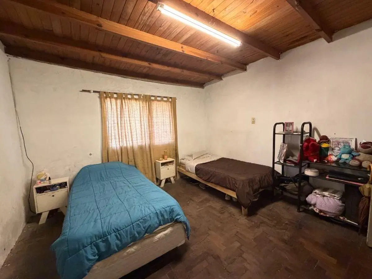 CASA DE 3 AMBIENTES EN VENTA EN BARRIO PARQUE BERNAL. 2