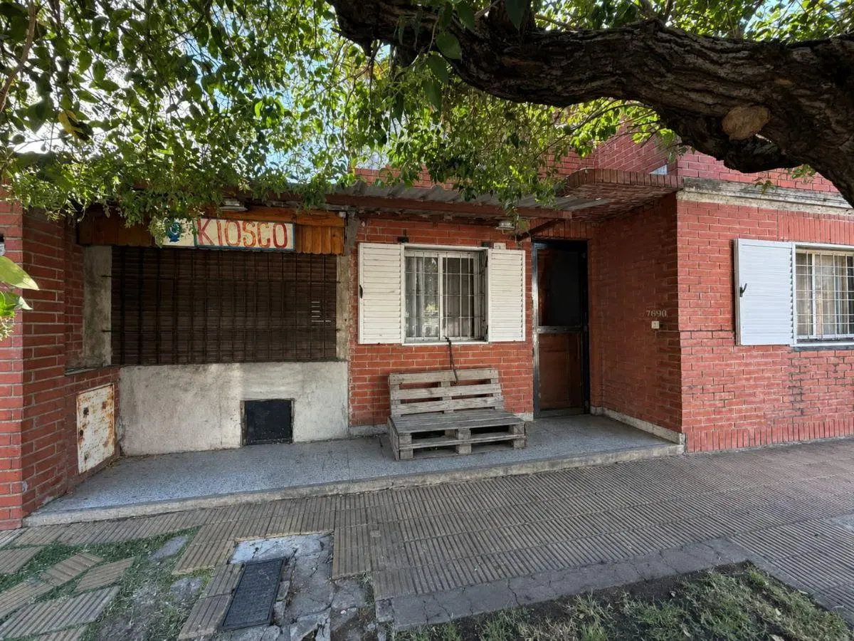 CASA DE 3 AMBIENTES EN VENTA EN BARRIO PARQUE BERNAL. 3
