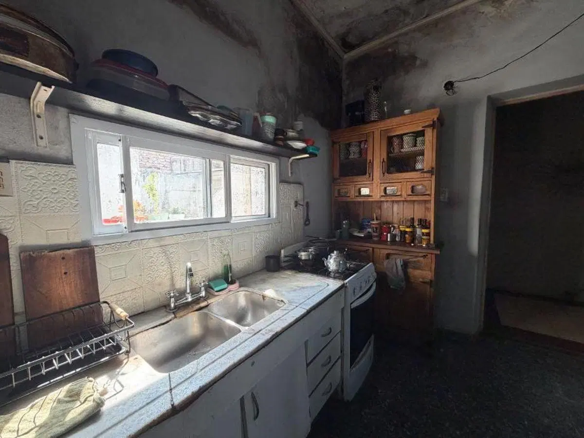 CASA DE 3 AMBIENTES EN VENTA EN BARRIO PARQUE BERNAL. 4