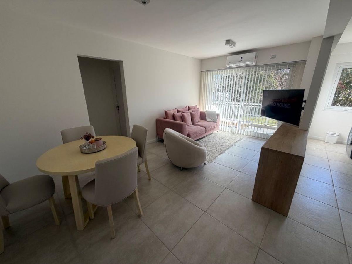 Foto de Departamento 3 ambientes con Cochera en venta en Barrio Parque Bernal., imagen 2