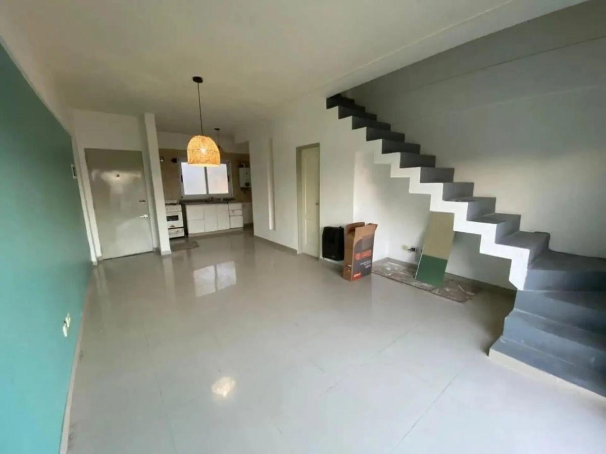 Foto de DEPARTAMENTO TIPO DUPLEX DE 3 AMBIENTES EN VENTA EN BERAZATEGUI CENTRO., imagen 1