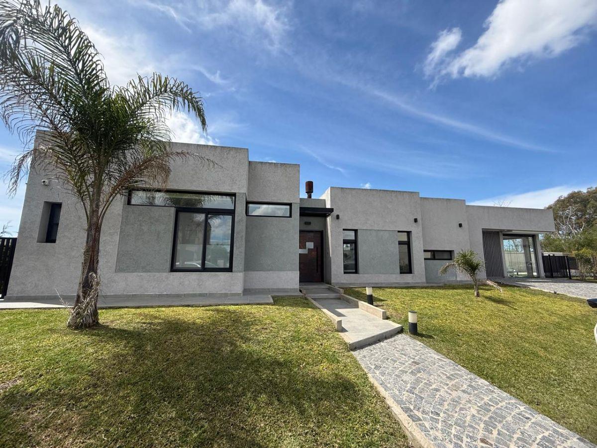 Foto de CASA DE 5 AMBIENTES EN VENTA EN BARRIO PRIVADO LOS TRONCOS BERAZATEGUI, imagen 1
