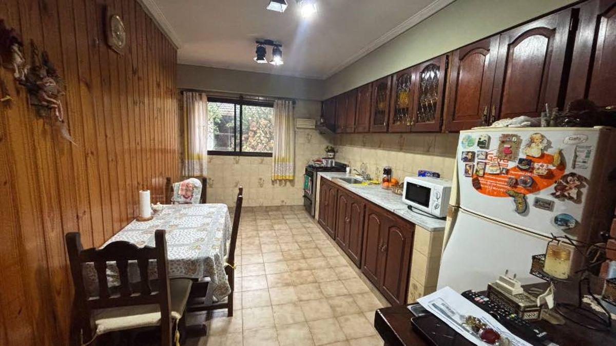 Foto de CASA 4 AMBIENTES EN VENTA EN BARRIO PARQUE BERNAL CON COCHERA., imagen 2