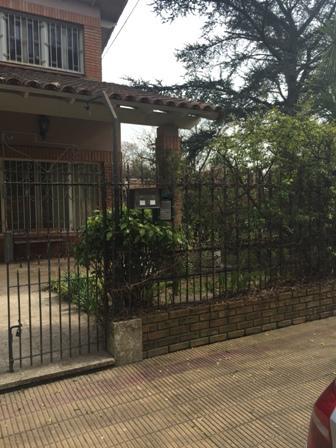500 Y 11 EXCELENTE OPORTUNIDAD RETASADA SOBRE LOTE DE 27X30 EN ESQUINA 190 cub