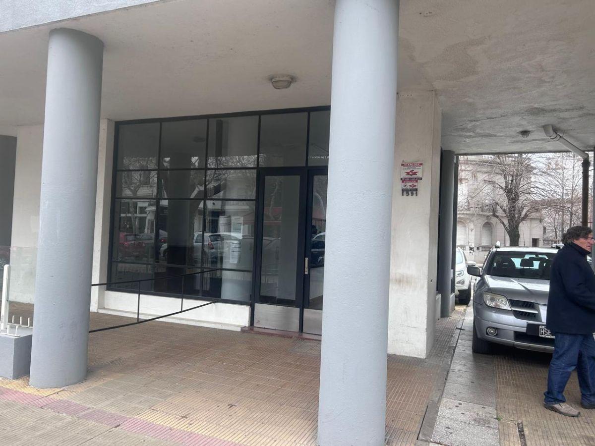 Foto de IMPERDIBLE DEPARTAMENTO DE 3 DORMITORIOS, A METROS DE PLAZA MORENO Y, imagen 2