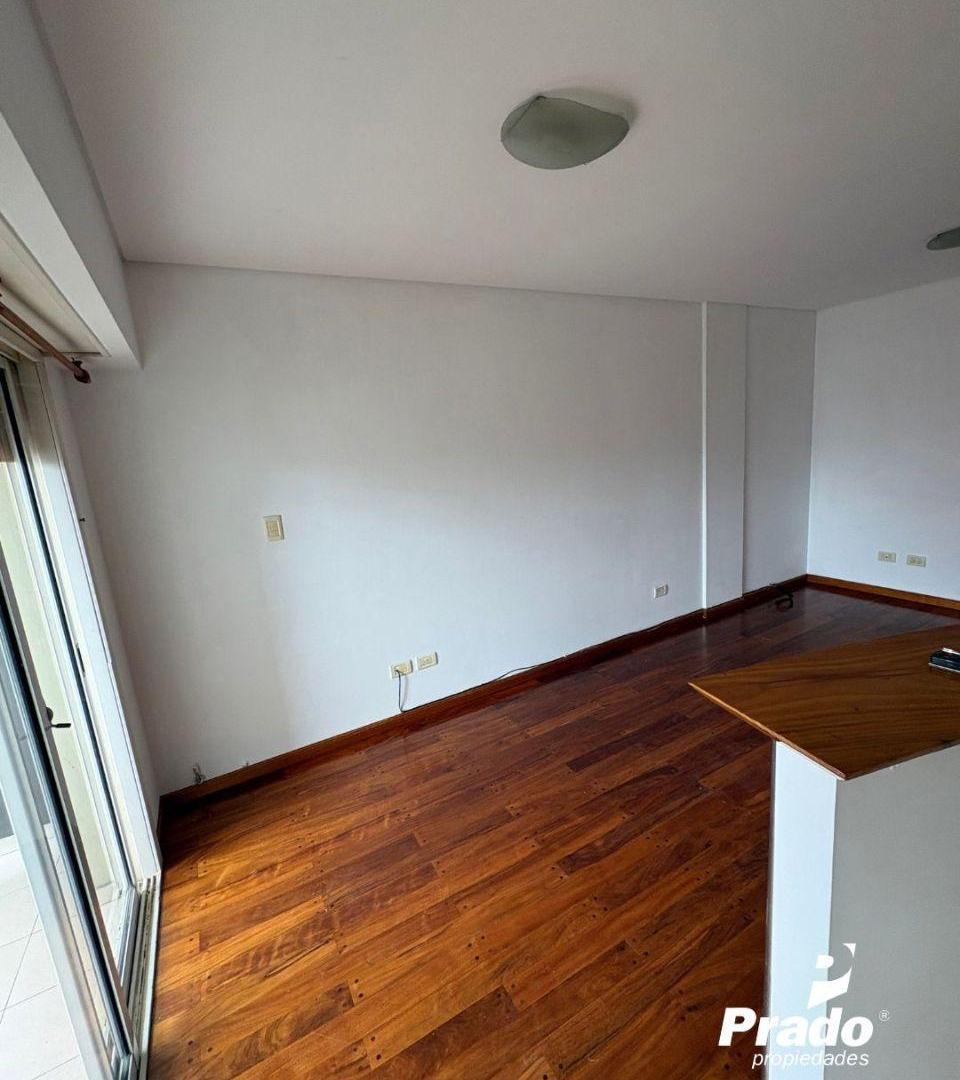 Foto de DEPTO DE CATEGORIA - 1 DORMITORIO - ZONA CENTRO - CON BALCÓN - COCHERA, imagen 3