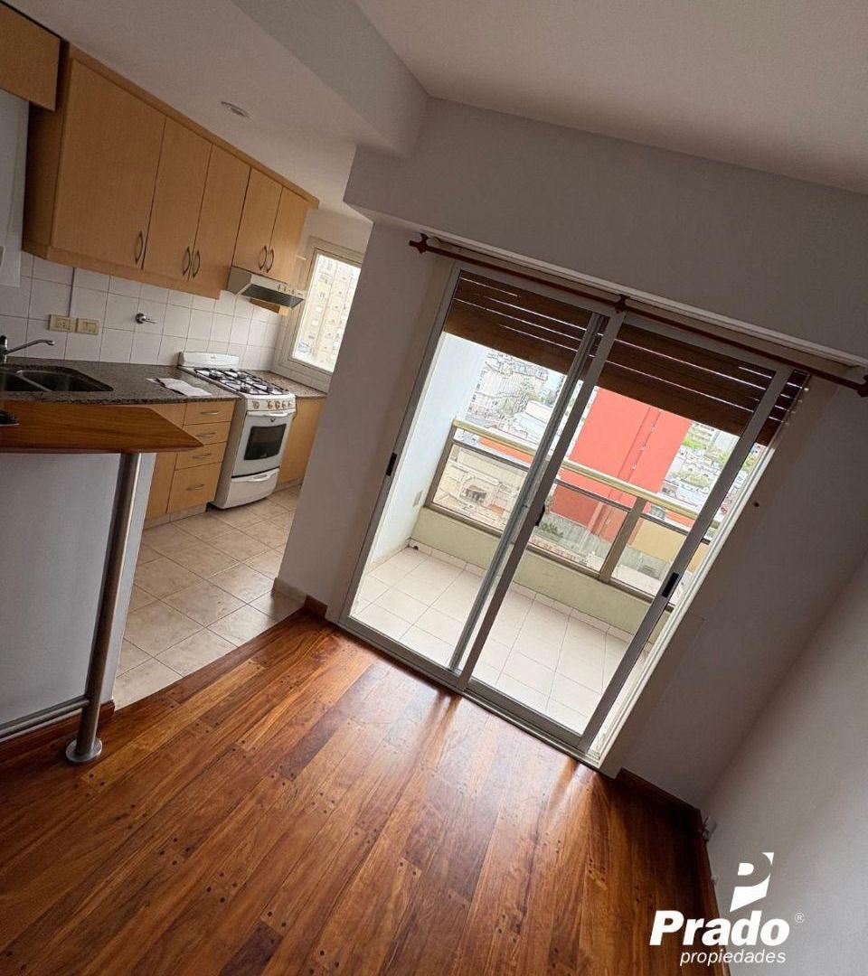 Foto de DEPTO DE CATEGORIA - 1 DORMITORIO - ZONA CENTRO - CON BALCÓN - COCHERA, imagen 2