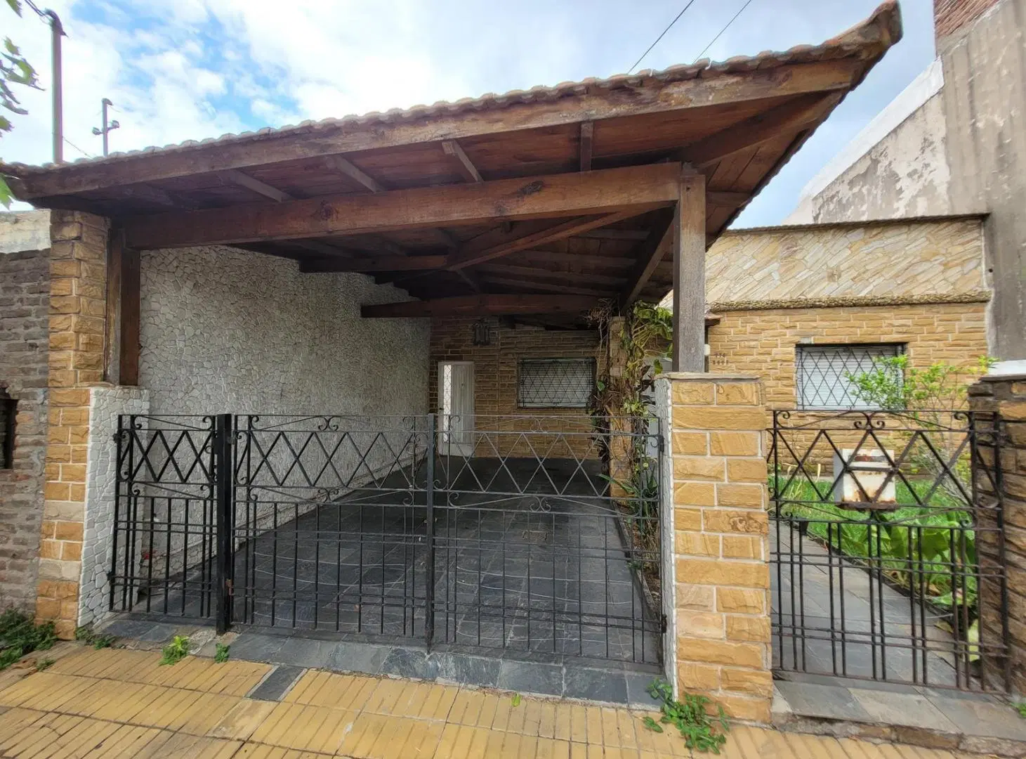 Casa lote propio en venta de 3 amb con quincho y terraza en Villa Ballester - Apto Credito 2