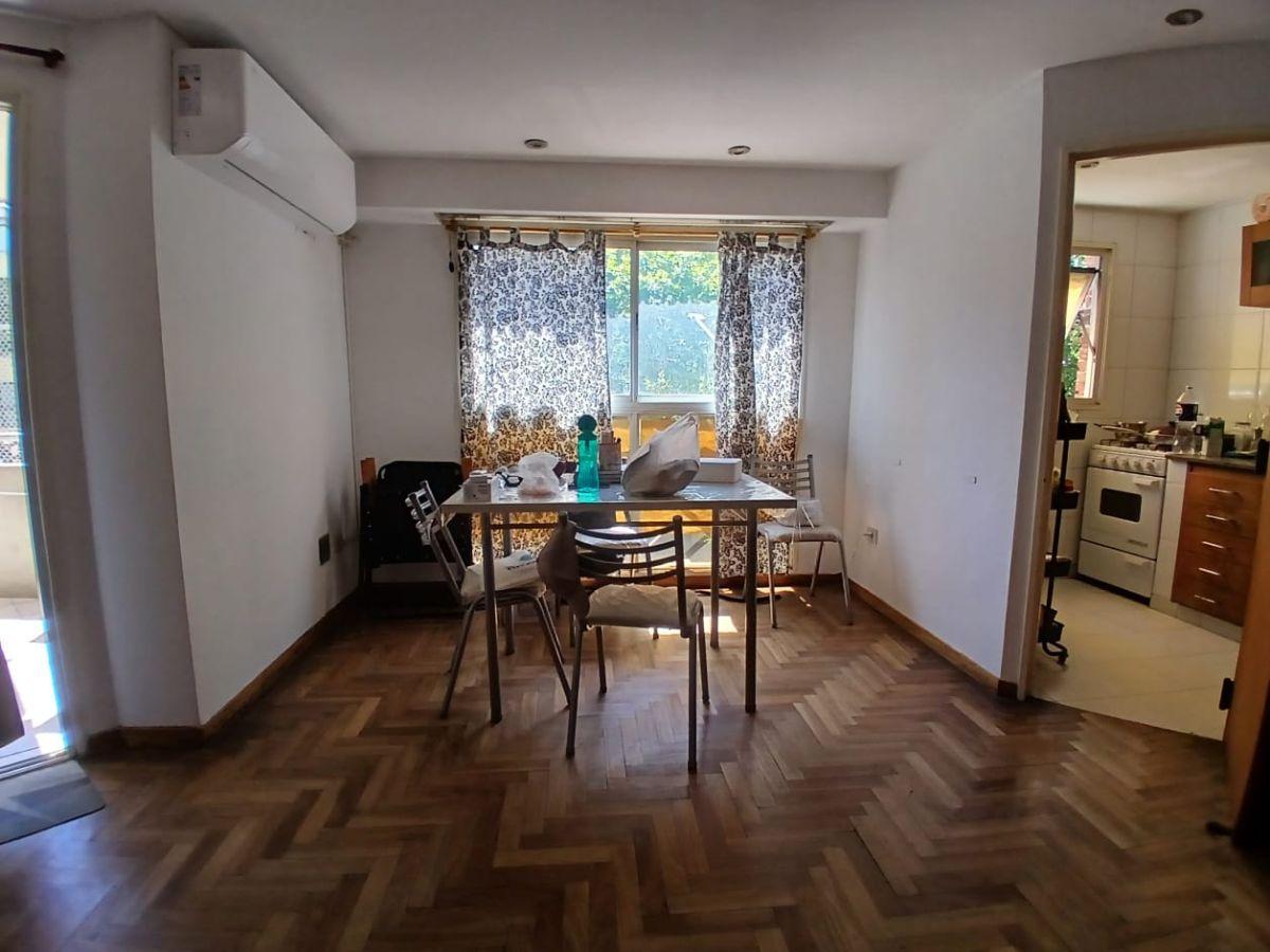 Semipiso de 1 dormitorio con balcón y vestidor – Sobre Av. 13