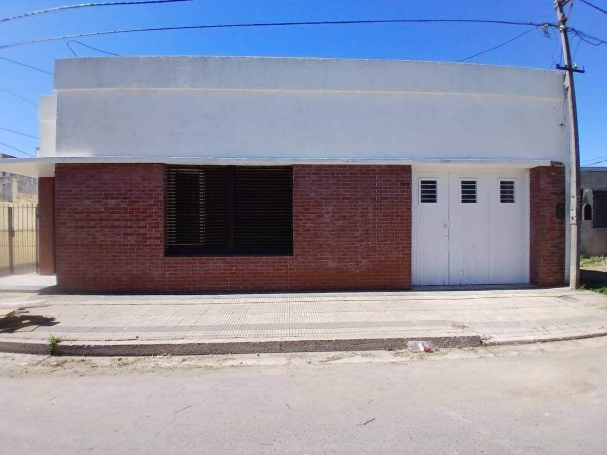 Casa de 3 dormitorios Apto Banco, a minutos del casco urbano- 81 121 y 122