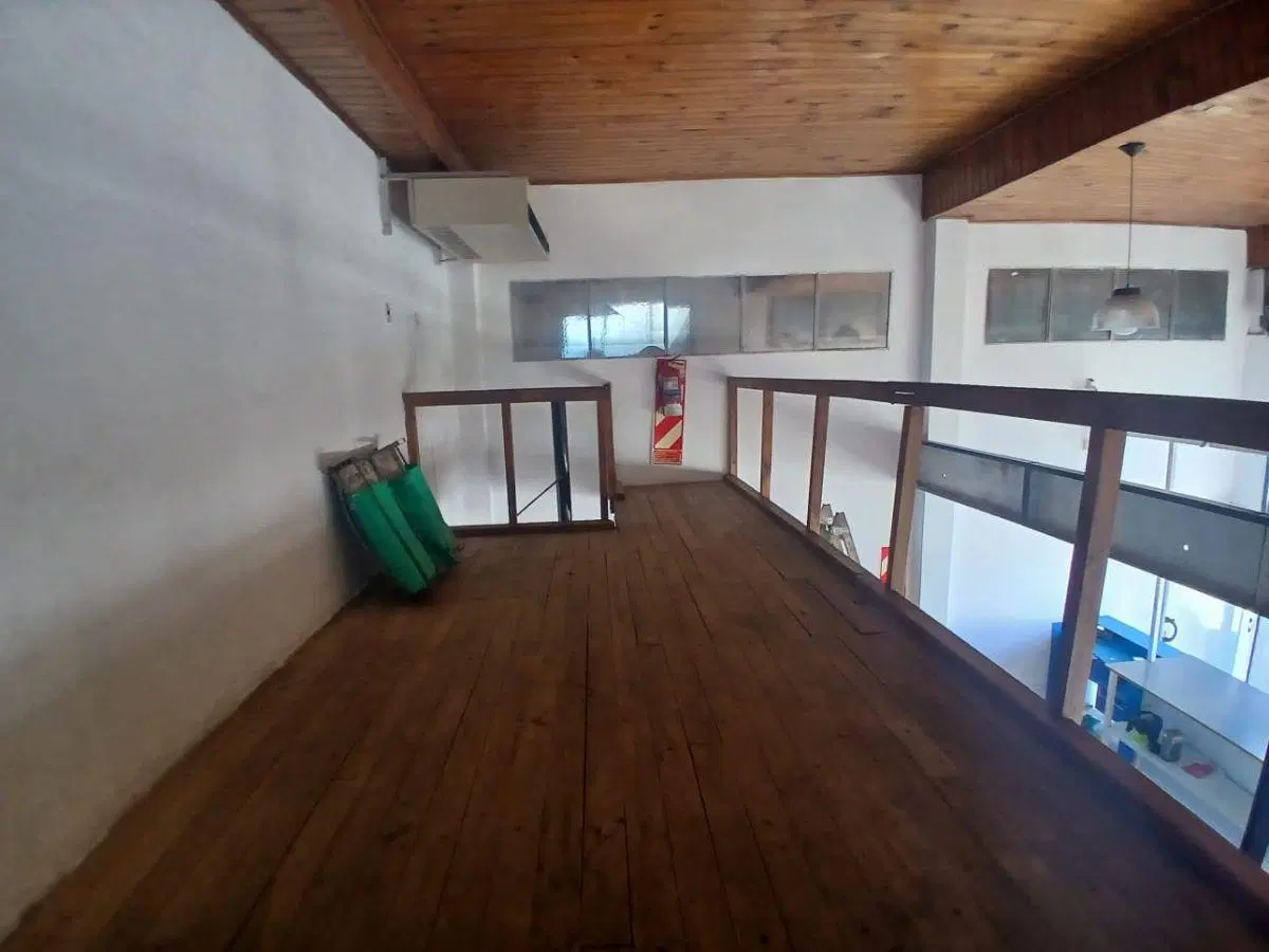 Local Comercial en Alquiler sobre Avenida 7 – Amplio Frente y Espacio para Estacionamiento 8