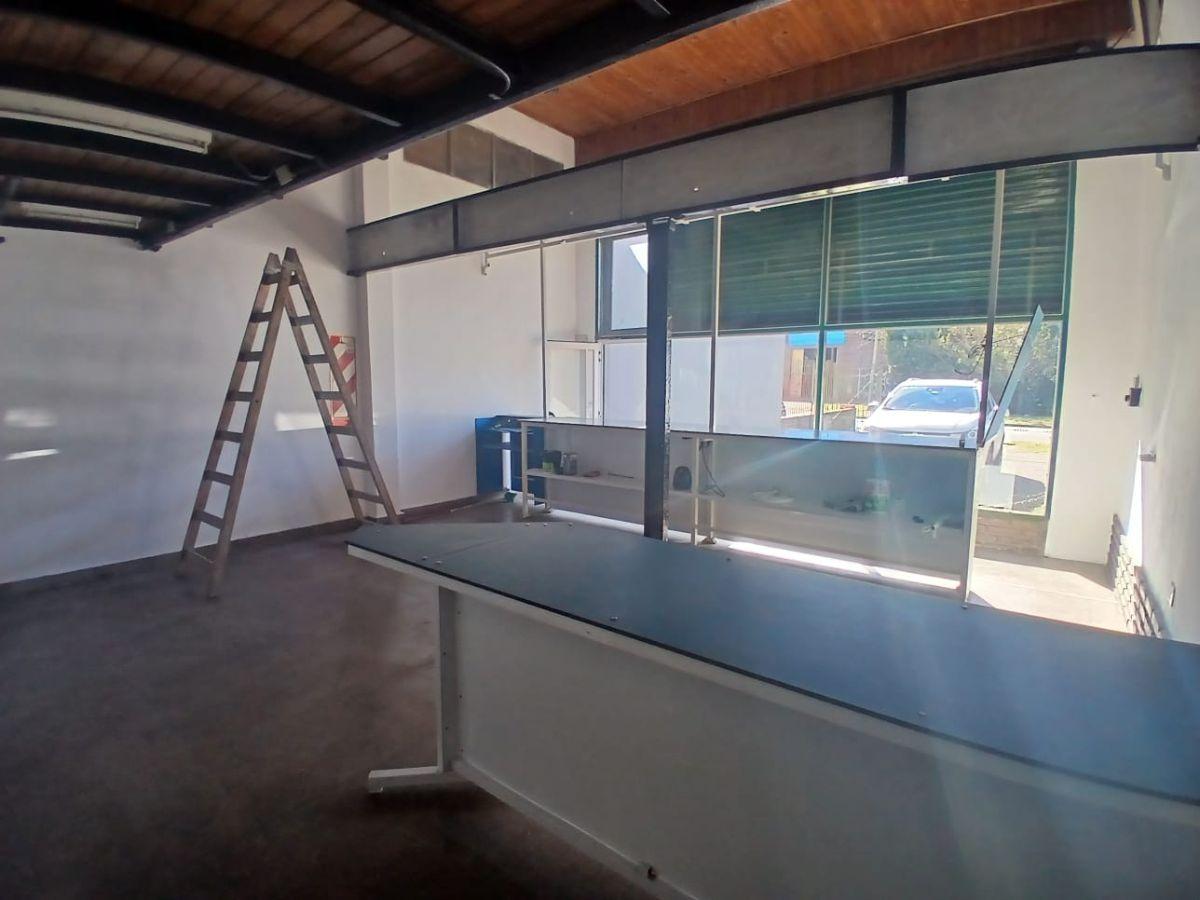 Foto de Local Comercial en Alquiler sobre Avenida 7 – Amplio Frente y Espacio, imagen 4