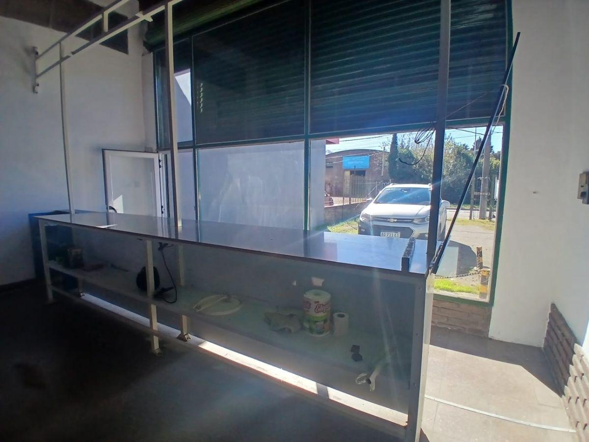 Foto de Local Comercial en Alquiler sobre Avenida 7 – Amplio Frente y Espacio, imagen 1