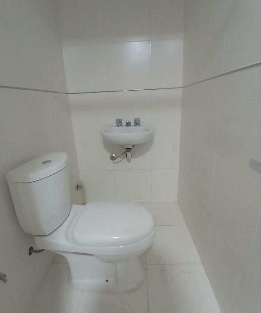 Foto de Local Comercial en Alquiler sobre Avenida 7 – Amplio Frente y Espacio, imagen 5