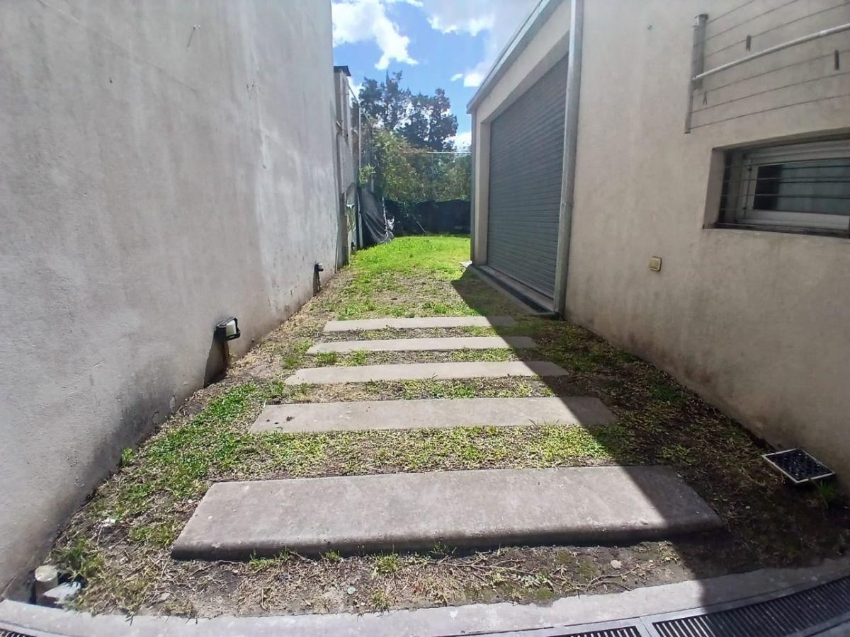 Foto de CASA EN ALQUILER – 2 DORMITORIOS, QUINCHO Y COCHERA, en 41 bis entre, imagen 2