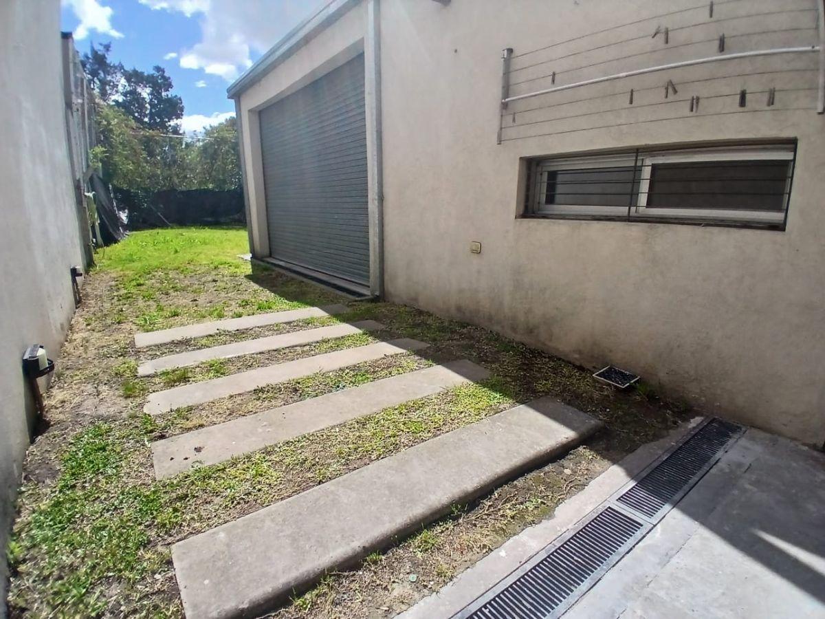 Foto de CASA EN ALQUILER – 2 DORMITORIOS, QUINCHO Y COCHERA, en 41 bis entre, imagen 3