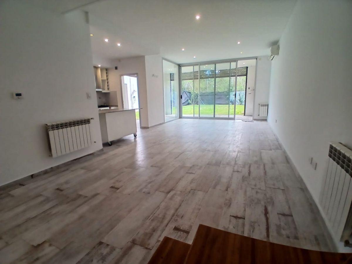 Foto de CASA EN ALQUILER – 2 DORMITORIOS, QUINCHO Y COCHERA, en 41 bis entre, imagen 4