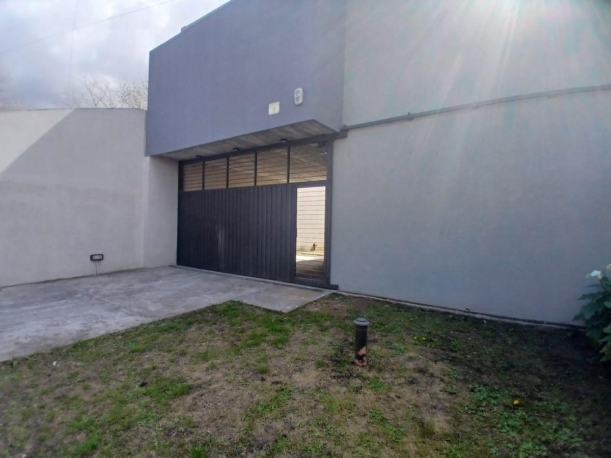 Foto de CASA EN ALQUILER – 2 DORMITORIOS, QUINCHO Y COCHERA, en 41 bis entre, imagen 1