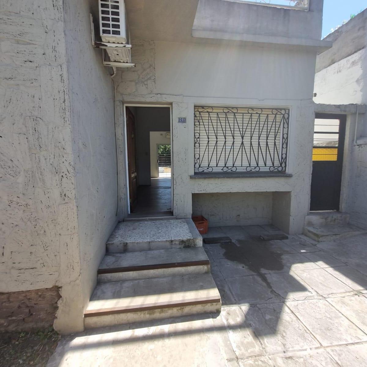 Hermosa Casa en Venta S/lote Propio - 3 Amb. C/cochera, Parrilla, Terraza y Fondo. 2