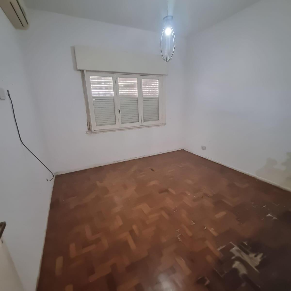 Hermosa Casa en Venta S/lote Propio - 3 Amb. C/cochera, Parrilla, Terraza y Fondo. 3