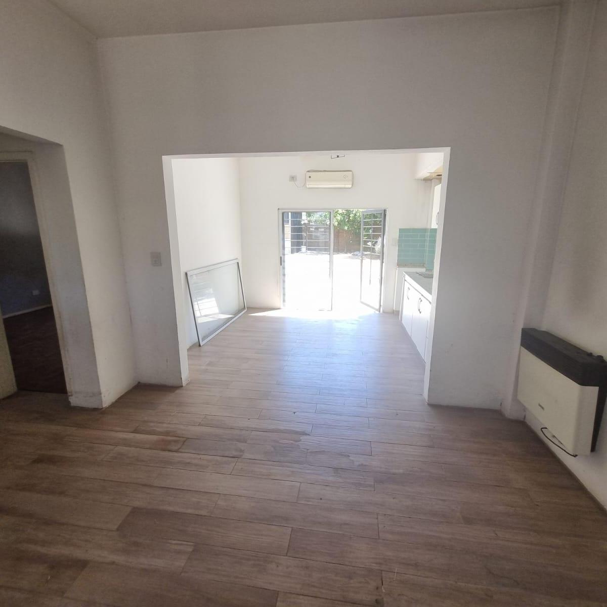 Hermosa Casa en Venta S/lote Propio - 3 Amb. C/cochera, Parrilla, Terraza y Fondo. 5