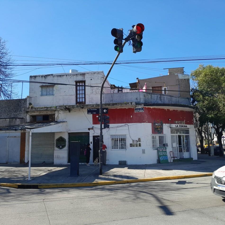 VENTA ESQUINA CON LOCAL SOBRE LOTE EN PARQUE AVELLANEDA