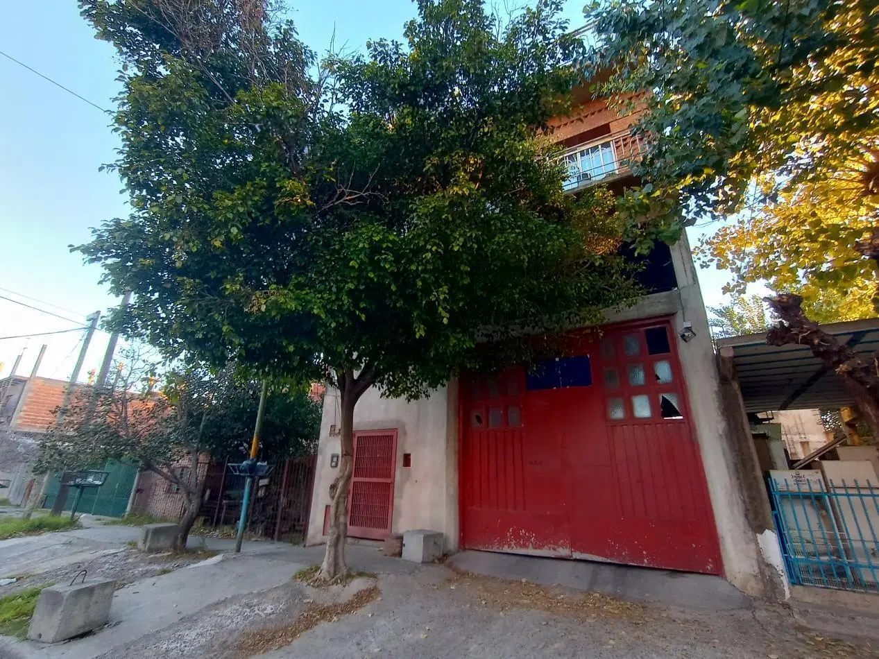 Venta de galpon con dos viviendas, inmueble en block, Ing. Budge 4