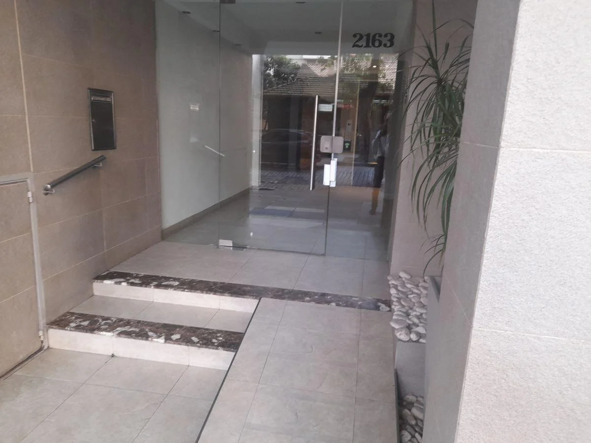 HERMOSO DEPARTAMENTO 4 AMBIENTES C/DEP AL FRENTE CON BALCÓN, espacio guarda coche, palier privado