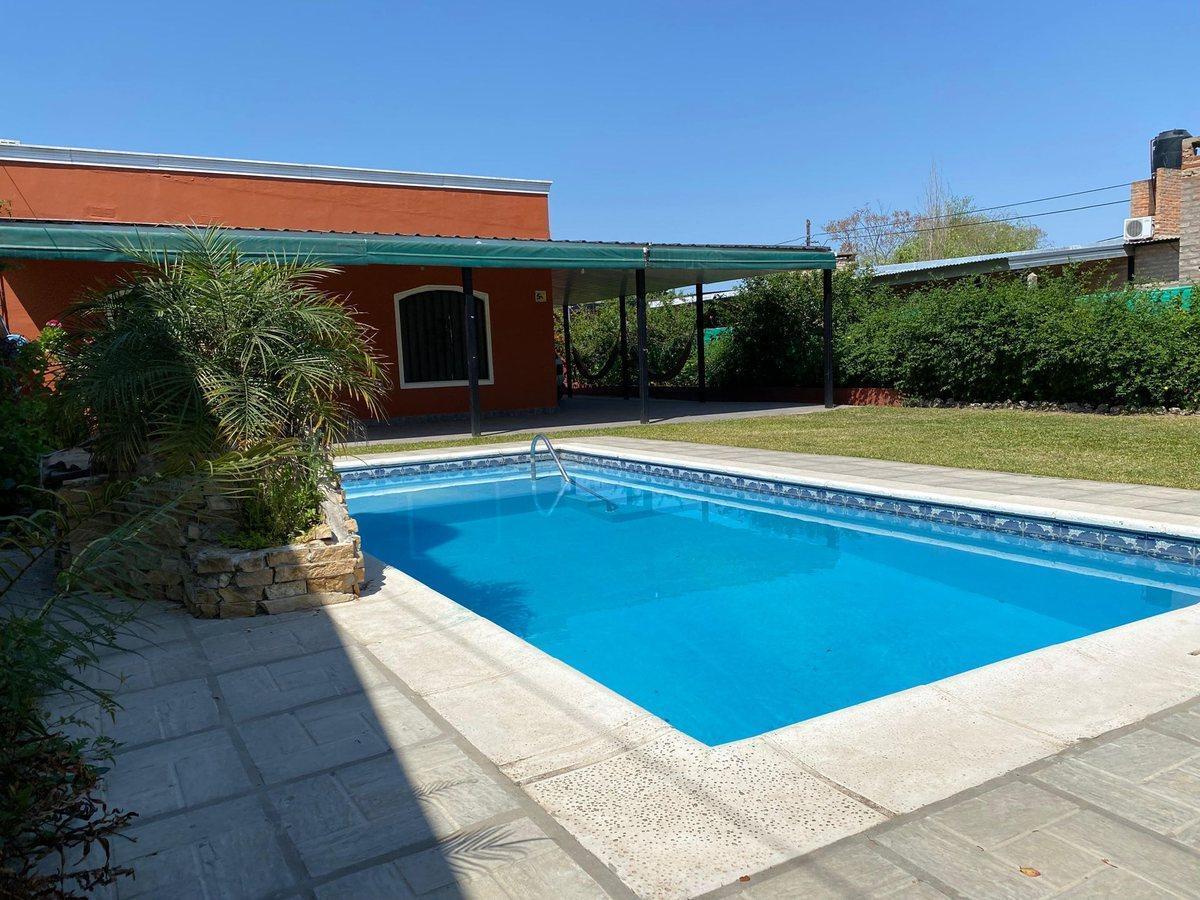 Casa con Pileta en Venta a 100 m de Ruta N1 2