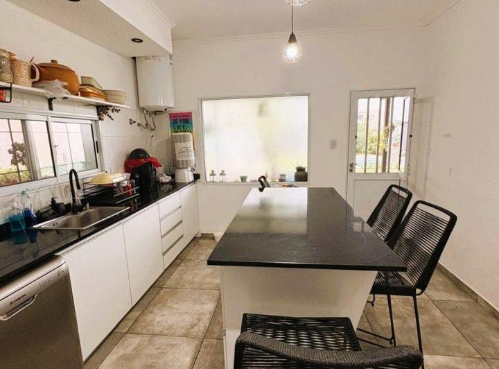 VENTA DE CASA EN ARROYO LEYES CON QUINCHO Y PILETA 3