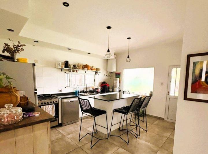 VENTA DE CASA EN ARROYO LEYES CON QUINCHO Y PILETA 4