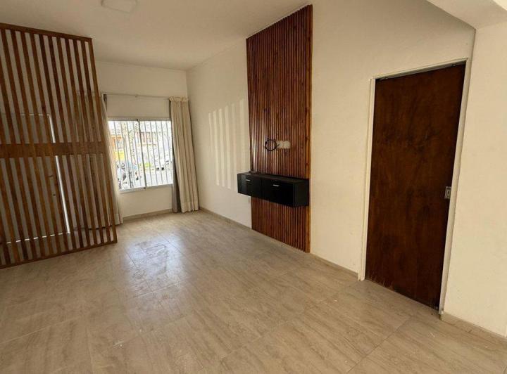 Casa de 1 dormitorio, patio y cochera en alquiler 2