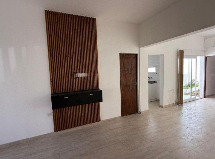 Casa de 1 dormitorio, patio y cochera en alquiler 5