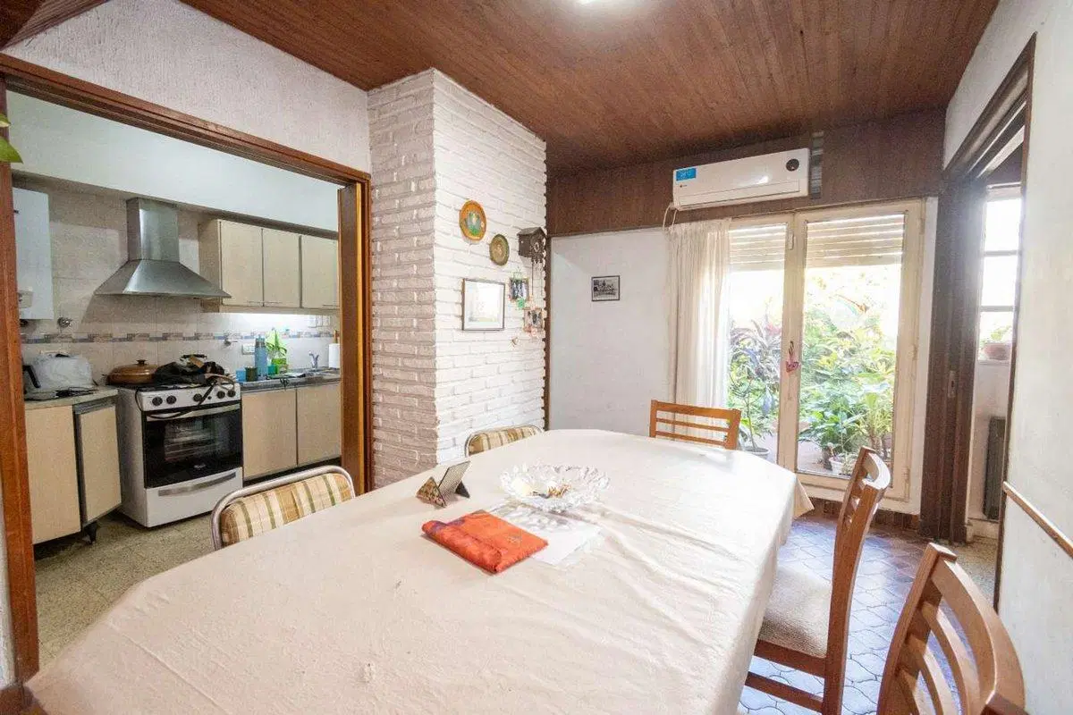 Casa en venta con gran lote sobre Av. Fcdo Zuviría 5