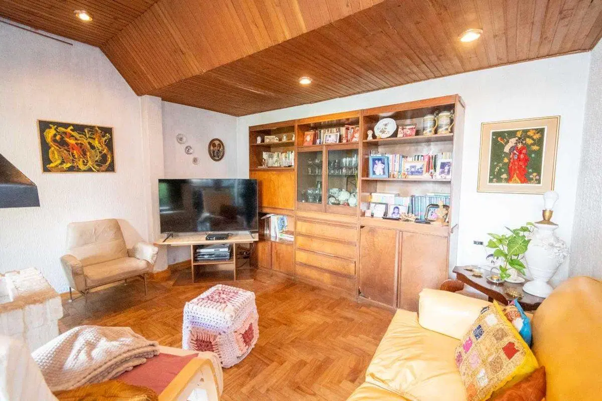 Casa en venta con gran lote sobre Av. Fcdo Zuviría 4