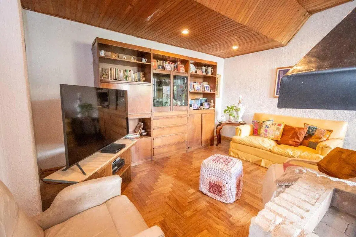 Casa en venta con gran lote sobre Av. Fcdo Zuviría 3